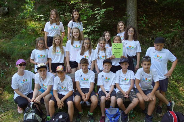 Die Schüler der 2. Klassen zählen zu den glücklichen Waldmeistern. | Foto: Helmut Eder