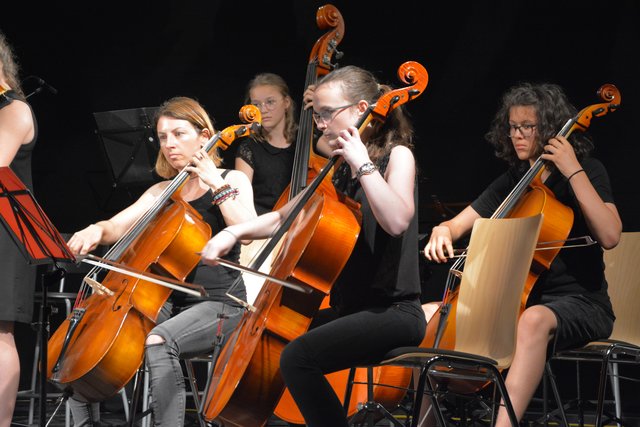 Mit einer Sinfonia von Telemann und dem Thema aus „Game of Thrones“ stellte sich das "JugendStreichOrchester" der LMS Wörgl unter der Leitung von Jo De Corte vor. | Foto: Veronika Spielbichler