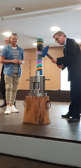 Bevor es in den Ruhestand geht, durfte HR Dr. Thomas Plankensteiner noch seine eigene Münze prägen