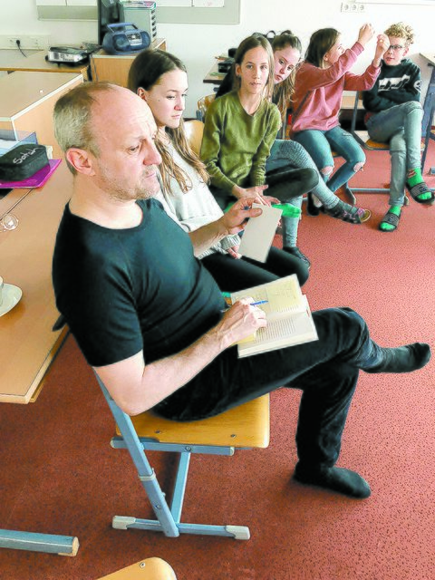 Autor Jürgen-Thomas Ernst im Gespräch mit Schülern der 3a, Daniela Egger im Einzelgespräch mit einem jungen Autor: Das Projekt Schulhausromane kam bestens an.