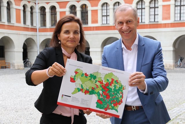 Präsentation des aktuellen Kinderbetreuungsatlas für die Steiermark: Bernadette Pöcheim und Josef Pesserl