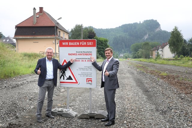 Verkehrslandesrat Anton Lang und Bürgermeister Kurt Wallner (v.l.) gaben den offiziellen Startschuss zum Bau des rund drei Kilometer langen Geh- und Radweges zwischen Hinterberg und Göß.