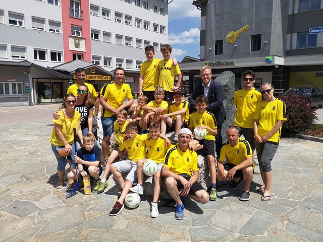 Die erfolgreiche Truppe des SV Arnoldstein mit Trainer Sascha Reithofer (vorne) und Vizebürgermeister Reinhard Antolitsch (Mitte) | Foto: KK