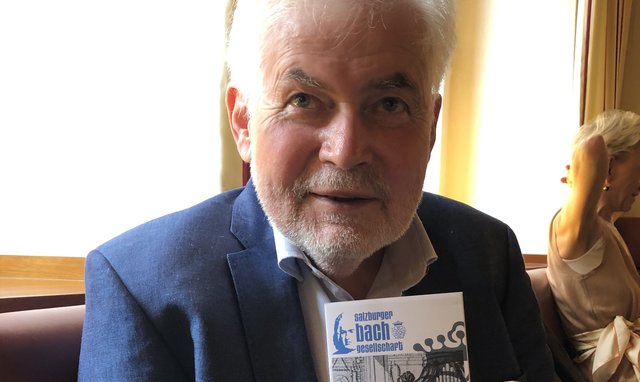 Albert Hartinger, Vorsitzender der Bachgesellschaft stellte im Cafe Fürst das neue Konzert-Programm vor.