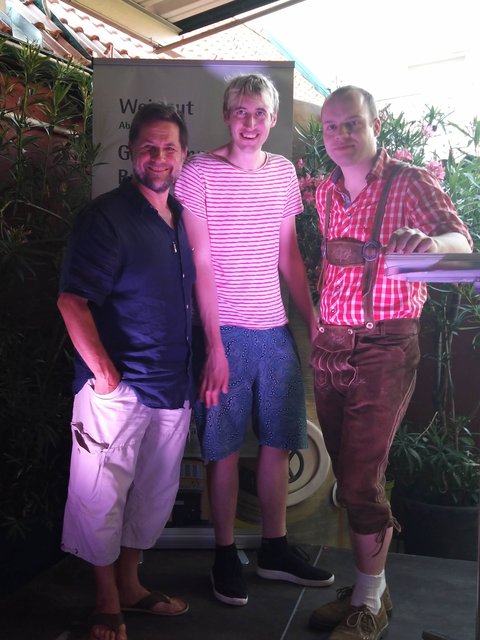 Die Kabarettisten Erich Furrer, Bernie Wagner und Manuel Dospel (v.l.) sorgen für eine heitere Stimmung bei "Kabarett & Wein" in Oggau.