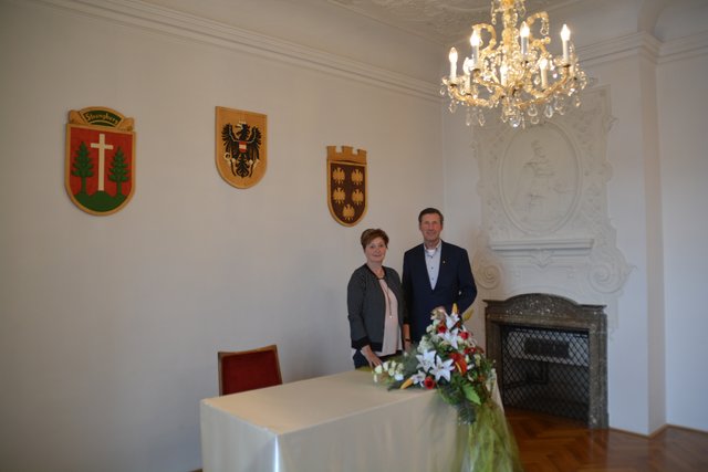 Amtsleiterin Maria Hammermüller mit Bürgermeister Roland Dietl im Kaiserzimmer. Heute wird dort geheiratet.