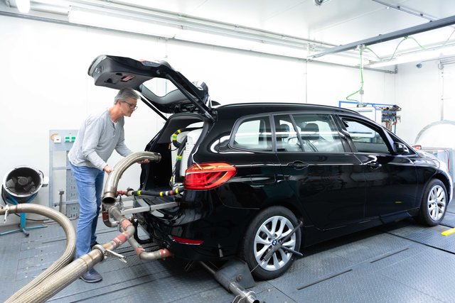 Professor Stefan Hausberger präsentiert das Onboard-Emissionsmessgerät am PKW-Rollenprüfstand. | Foto: Jorj Konstantinov