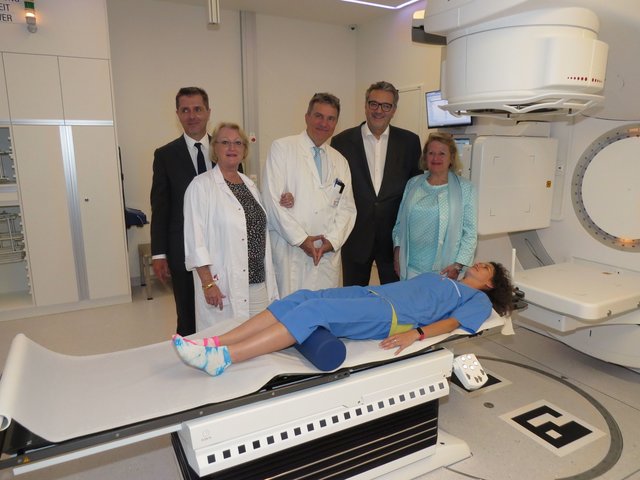 KAV-Leiter Michael Binder, medizinische Leiterin Beatrix Günczler, Direktor Donauspital Lothar Mayerhofer, Stadtrat Peter Hacker und Projektleiterin Renate Hauschka.