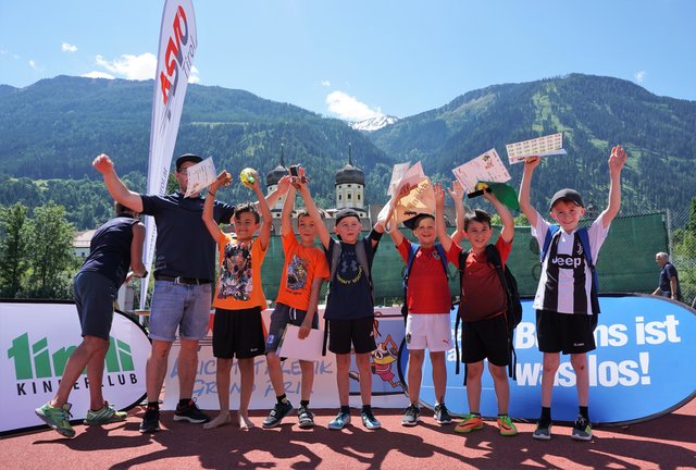 Die Sieger der 3. Schulstufe freuen sich über ihre Preise | Foto: ASVÖ Tirol