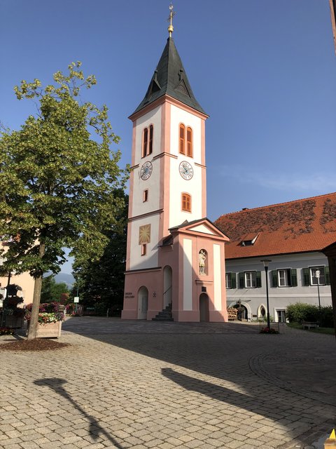 Der Kirchplatz in St. Peter im Sulmtal erstrahlt in neuem Glanz. Am 30. Juni findet das große Fest zu 775 Jahre Pfarre St. Peter mit Diözesanbischof Wilhelm Krautwaschl statt.