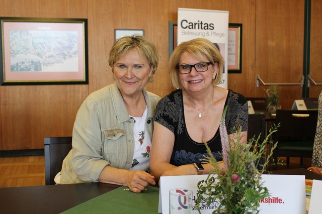 Ulrike Klettner (li) vom Hospizteam Leoben und Doris Marek vom mobilen Palliativteam des LKH Hochsteiermark begleiten schwerkranke und sterbende Menschen sowie deren Angehörige. 