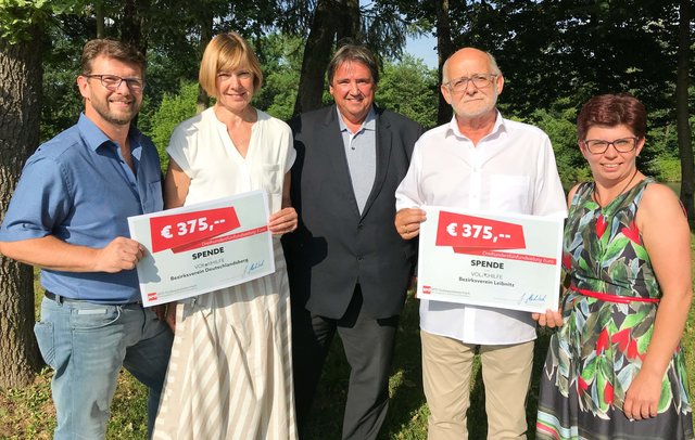 Scheckübergabe an die Vertreter der Volkshilfe: Regionalgeschäftsführer Gerhard Schreiner, Christa Reichmann (Volkshilfe Deutschlandsberg), NAbg. Beppo Muchitsch, Dieter Schmidt (Volkshilfe Leibnitz) und LAbg. Bernadette Kerschler.