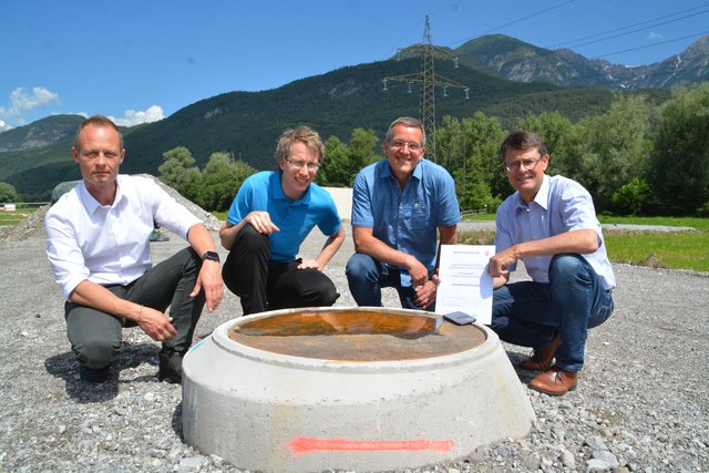 Präsentieren das neue Infrastruktur-Angebot im Gewerbepark "Zirler Wiesen" (v.l.): Wirtschaftsausschuss-Obmann GV Peter Pichler (Für Zirl), Raumordnungs-Ausschussobmann GV Josef Gspan (Zukunft Zirl), Ersatz GR Ing. Franz Reinhart (Zukunft Zirl, Klimatherm GmbH.) und Bgm. Thomas Öfner (Für Zirl).