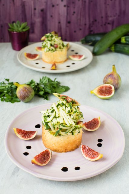 Ziegenkäse-Törtchen mit Zucchini-Feigen-Salat á la Basilicum.