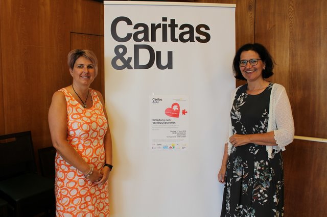 Christine Hebenstreit (li.), Caritas Regionalkoordinatorin und Monika Brottrager-Jury bauen Brücken zwischen pflegenden Angehörigen und Fachexperten.