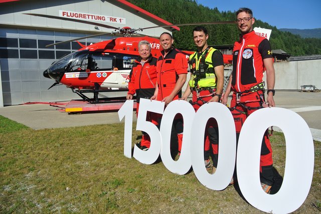 Den 15.000: Jubiläumsflug flogen Chefpilot Werner Schaffer, Stationsleiter Markus Winkler, Bergretter Philipp Heidenreich und Notarzt Christian Knappinger (von links) | Foto: Ara-Flugrettung