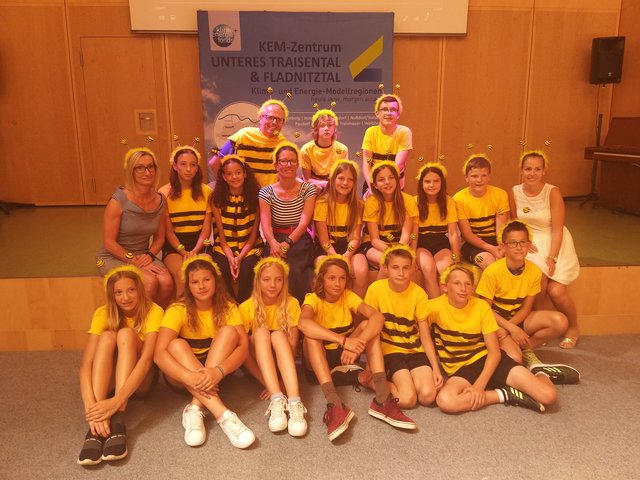 Schuldirektorin Petra Schrott, Bürgermeisterin Karin Gorenzel, KEM-Manager Alexander Simader und die Bienen der NMS Wölbling.