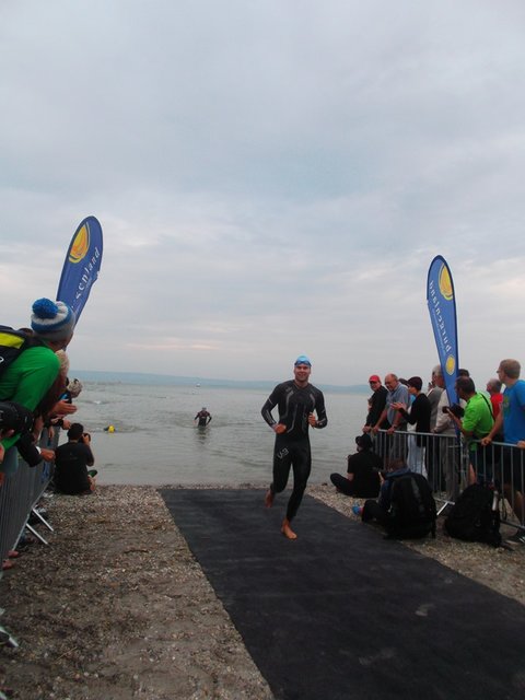 Einlauf ins Ziel nach dem anstrengenden Schwimmwettbewerb....