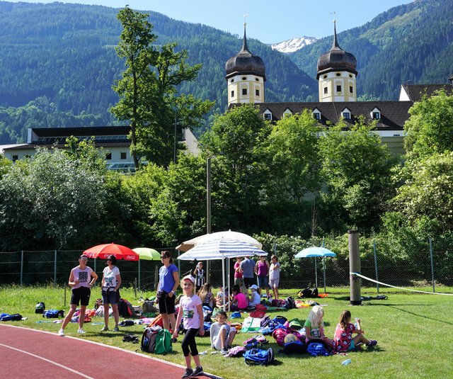 Bei strahlendem Sonnenschein sind Plätze im Schatten in den Pausen besonders gefragt | Foto: ASVÖ Tirol