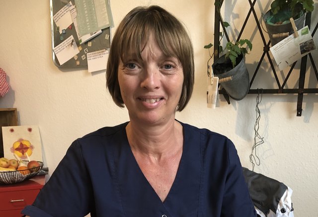 Die Pflegefachkraft Petra Felber lebt den Beruf der Altenpflege. Sie fordert, dass der Beruf mehr Anerkennung braucht.