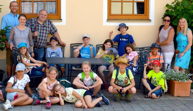 Andreas und Marlies Holzer (Weingut Holzer), Walter Pernikl (Weinbegleiter), Oberschulrätin Gabriele Dorner und Monika Gilly mit den Kindern der vierten Klasse der Volksschule Nußdorf ob der Traisen.
