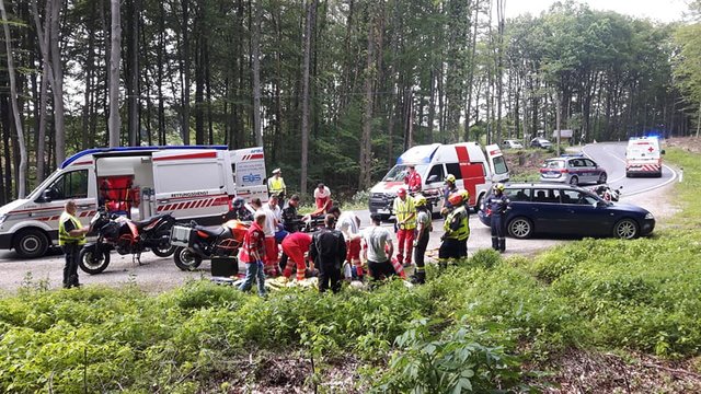 Zwei Motorräder krachten in der Kurve zusammen.