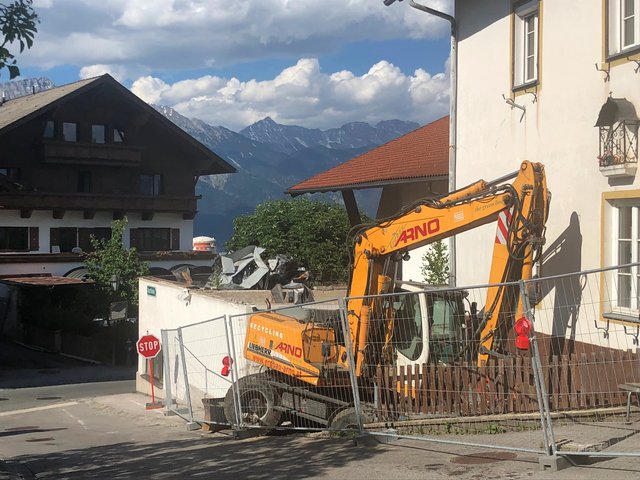 Mit den Abbrucharbeiten im Ortszentrum wurde begonnen – in Kürze gibt es hier ein neues Gebäude.