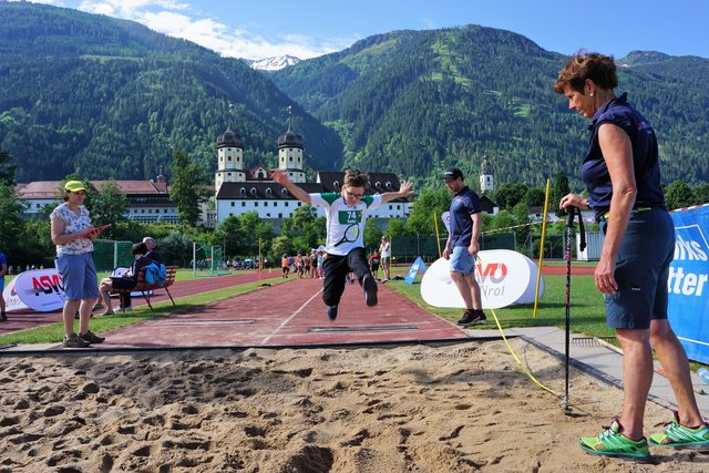 Vor beeindruckender Kulisse ein satter Sprung in die Sandgrube | Foto: ASVÖ Tirol