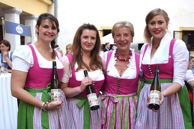 Wein Weiber-Ehrenpräsidentin Anni Rehatschek freut sich über Verstärkung durch die drei neuen Mitglieder Doris Ploner, Kerstin Schreiber und Stephanie Thür.