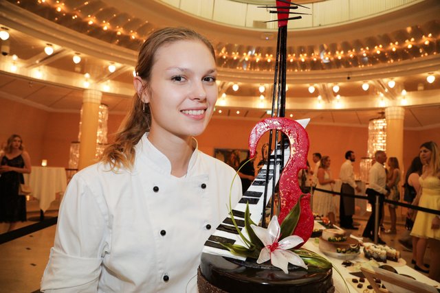 Anna Heidenriche schuf eine tanzende Geige aus Zucker, Marzipan & Co. – und wurde damit bester Konditorlehrling.
