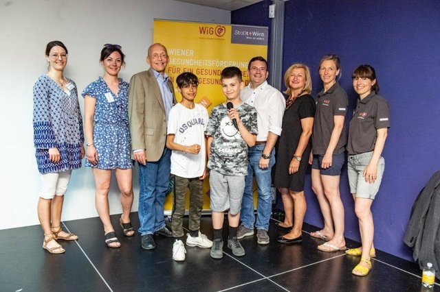 Nach der Konferenz gab es für die Teilnehmer ein Erinnerungsfoto mit Bezirkschef Wilfried Zankl (4. v. r.).