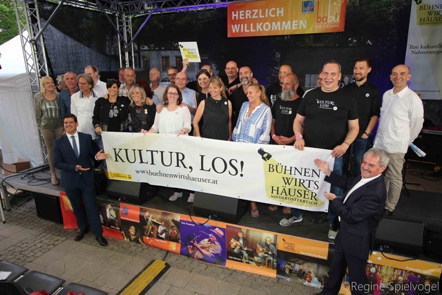 Die Marriage zwischen Wirt und Kulturverein hat sich bewährt und kann inzwischen eine erfolgreiche Bilanz aufweisen. 10 Jahre Bühnenwirtshäuser wurde kürzlich in Wolkersdorf mit einem großartigen Sommerfest gefeiert. Zum großen Foto auf der Bühne wurden auch Bürgermeister Dominic Litzka und Landtagspräsident Mag. Karl Wilfing gebeten.