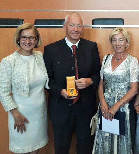Mag. Wolfgang LUFTENSTEINER mit Gattin Brigitta bei der Ehrenzeichen-Übergabe durch LH-Frau Mag. Johanna MIKL-LEITNER
