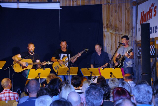 Austro-Pop von der Gruppe " 4-G`spann beim Sommerkabarett im Harti`s Kabarettcafe