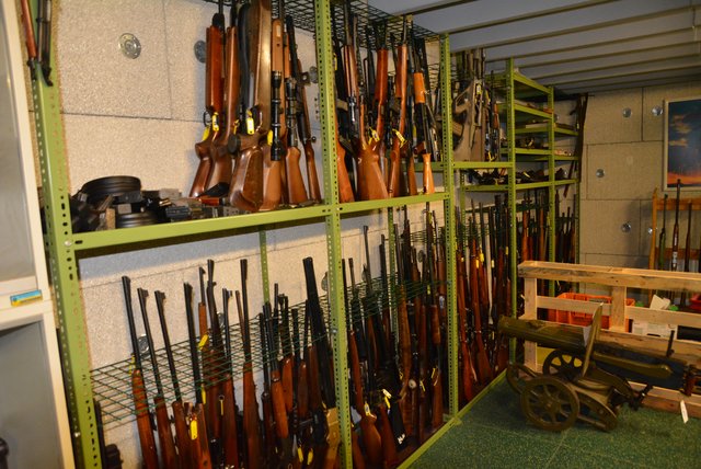 Waffenkeller: Hier lagern Gewehre, Pistolen und Kriegsmaterialien. Durch Tests im Beschusskasten oder Nassbeschussraum kann anhand der Rillen am Projektil festgestellt werden, ob es aus derselben Waffe stammt. | Foto: Petra Weichhart