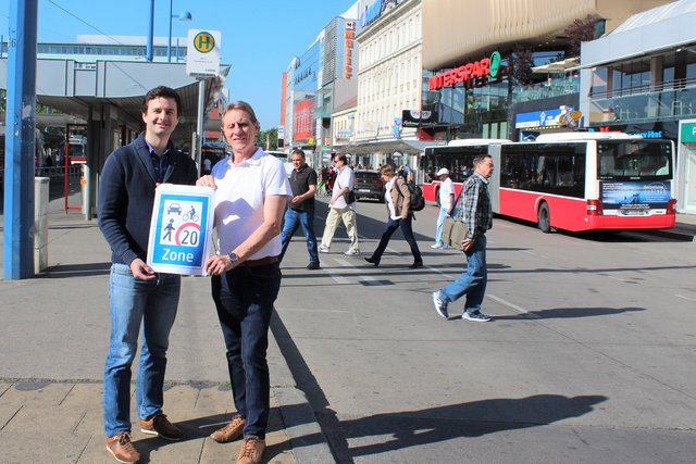 Bernhard Herzog (l.) und Josef Fischer (beide SPÖ) mit einem Begegnungszone-Schild am Franz-Jonas-Platz. Hinter ihnen ist der Bereich der zur Begegnungszone werden soll. | Foto: SPÖ