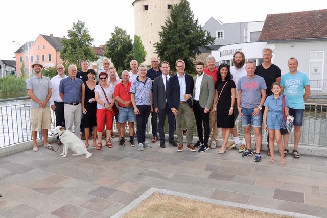 Der Teich am Hartberger Rochusplatz, auch bekannt als „Enterlteich“, wurde in Anwesenheit zahlreicher Gäste eröffnet.
