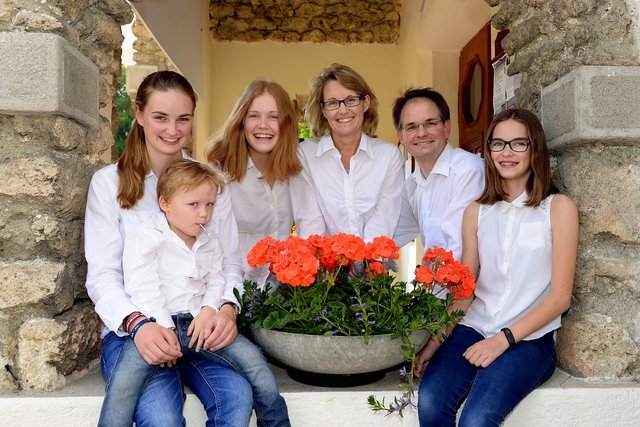 Pfarrer Reinhard Ambrosch mit Gattin Veronika, den Töchtern Felicitas, Maria-Isabelle, Ann-Sophie und Sohn Konstantin