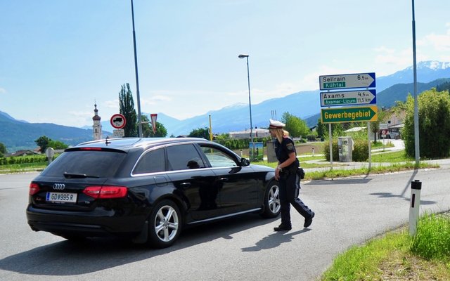 So wie hier am Kreisverkehr in Kematen wurden Auto- und Motorradfahrer von der Polizei informiert.