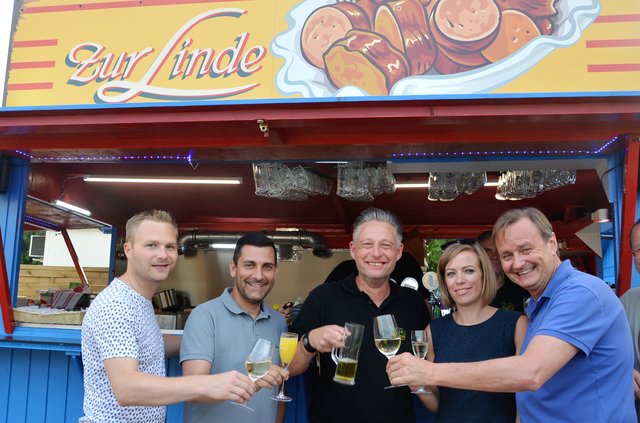 Eröffnung der Surfer Bar mit Erich Stubenvoll, Christoph Gahr, Karl Polak, Andrea Trestler und Klaus Frank