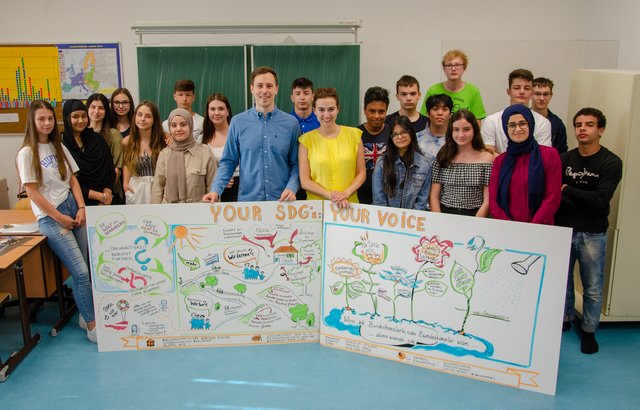 Stolz sind die Favoritner Schüler über ihre Arbeit im Parlament. Das Ergebnis präsentierten die Nationalratsabgeordneten Alma Zadić (Liste Jetzt, gelbe Bluse) und Nico Marchetti (ÖVP, blaues Hemd).
