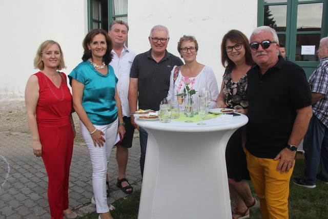 Heitere Stimmung herrschte schon vor dem Beginn des Kabarettabends.