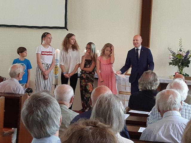 Ehrung in der Leopoldauer Erlöserkirche: Johanna Lerchbaumer (2. von links) mit dem Wiener Superintendenten Matthias Geist (rechts)