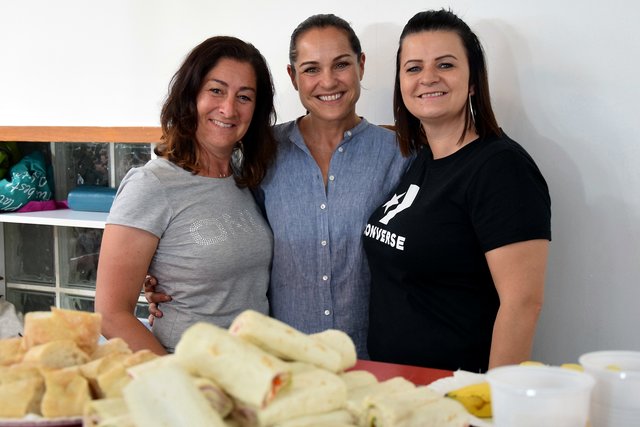 Verpflegung - fleißige Hände! | Foto: Friedl Schwaighofer