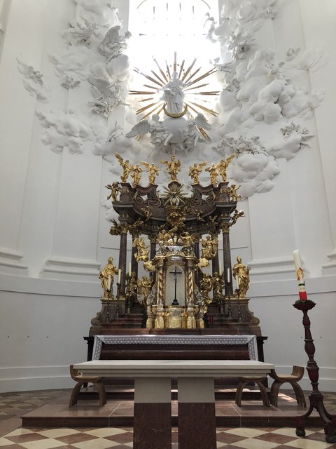 Der Originalaltar mit weißen Tischtuch.