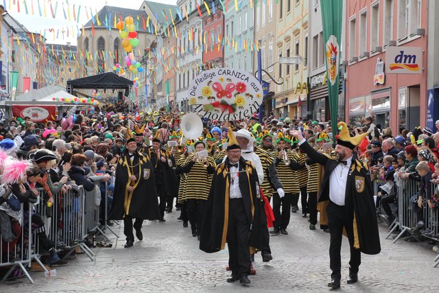 Der Faschingsumzug am Faschingssamstag lockt jedes Jahr wieder zehntausende Besucher in die Innenstadt 