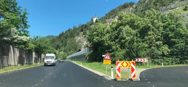 Flüsterasphalt und Bodenmarkierungen (hier noch vor den Arbeiten) bei der Zirler Nordumfahrung.