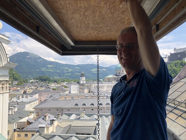 Christian Wallisch-Breitsching öffnet bei der Spezial-Führung durch die Kolleginkirche das Dachfenster zur Stadt Salzburg.