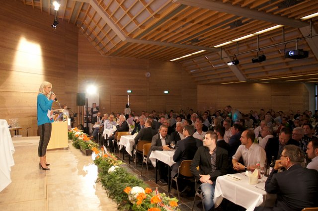 Denise Neher führte als Moderatorin durch den Abend. | Foto: TFV
