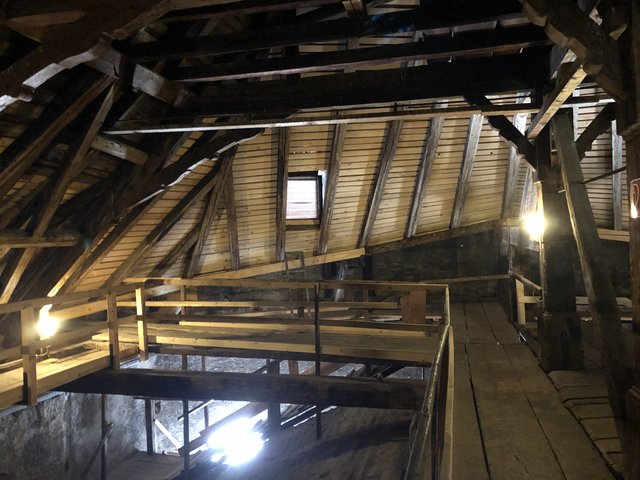 300 Jahre altes Fichtenholz im Dachstuhl der Kollegienkirche.